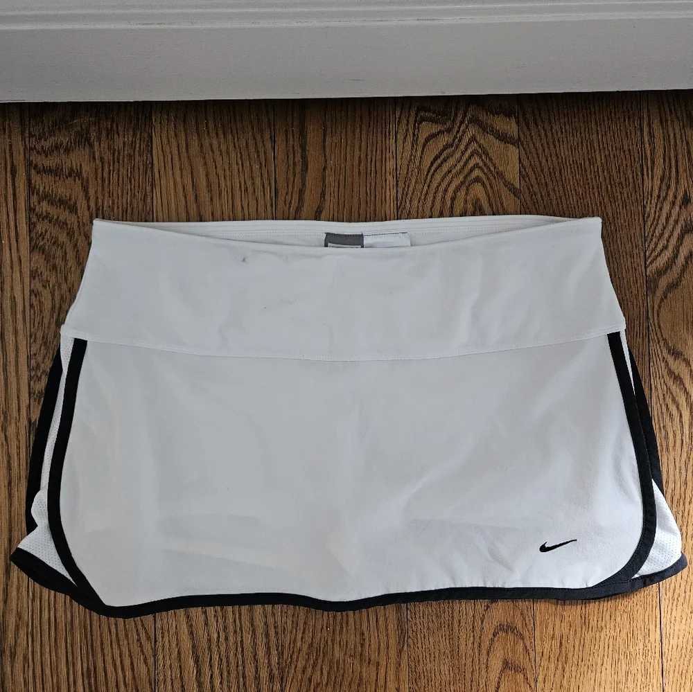 Nike Women's White and Black Athletic Skort - Size Medium - Picture 2 of 12